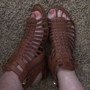 Vince Camuto gladiator size 7